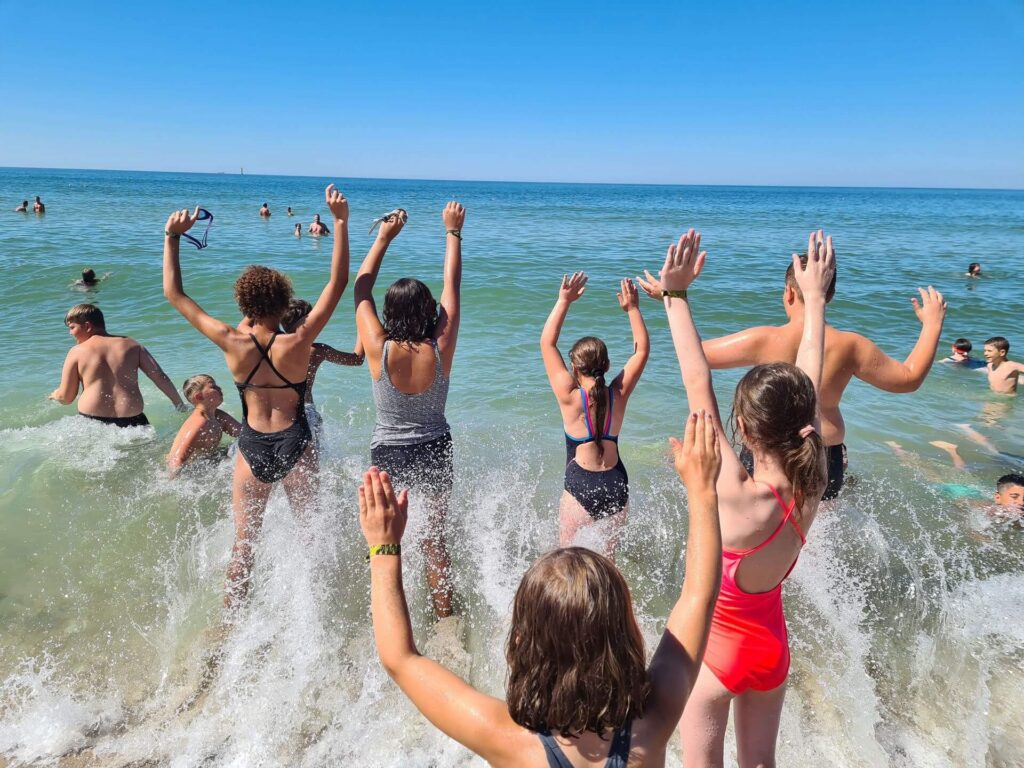 Kinder und Jugendliche planschen im Wasser während einer Wildfang-Ferienfreizeit in Niebüll – gemeinsamer Spaß und Abkühlung im Sommer