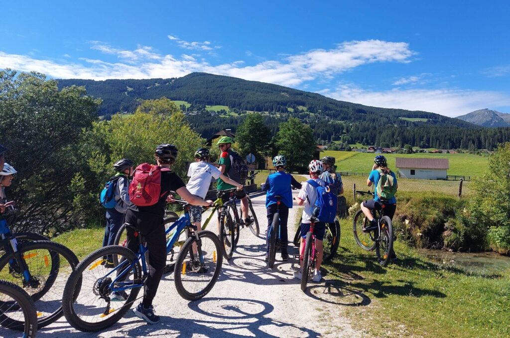 Jugendliche fahren bei einer Wildfang-Jugendreise mit dem Mountainbike durch die Berge rund um Mauterndorf – sportliches Freizeitangebot in der Natur