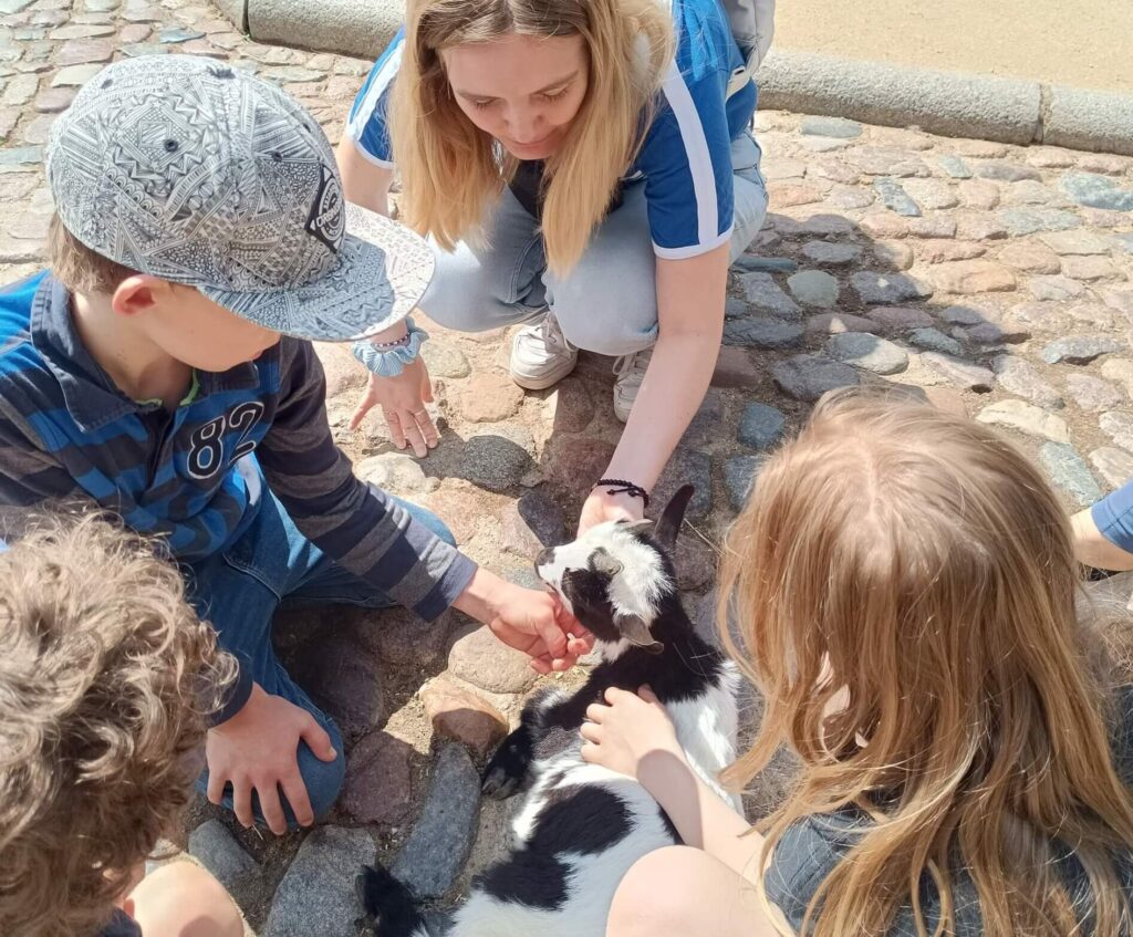 Kinder und Jugendliche genießen die gemeinsame Zeit im Ferienlager; enge Freundschaften und positive Gruppenerlebnisse bei einer Ferienfreizeit von Wildfang e.V.