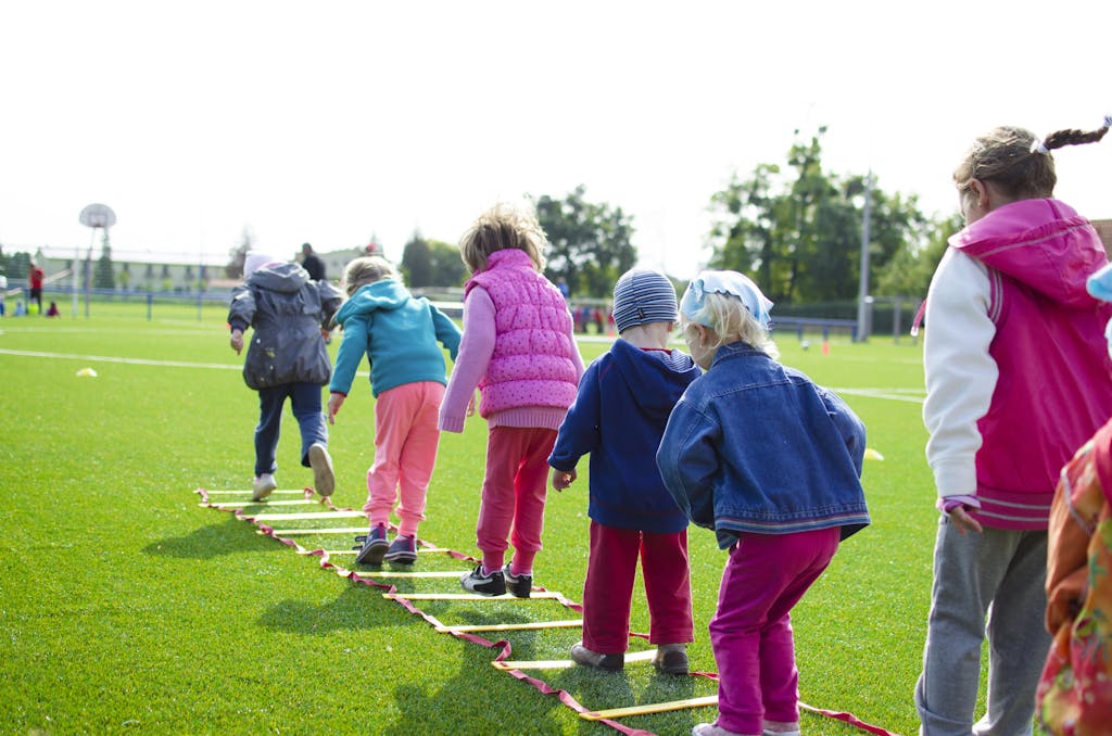 Nachmittagsbetreuung: KInder spielen im Park. © Pexel