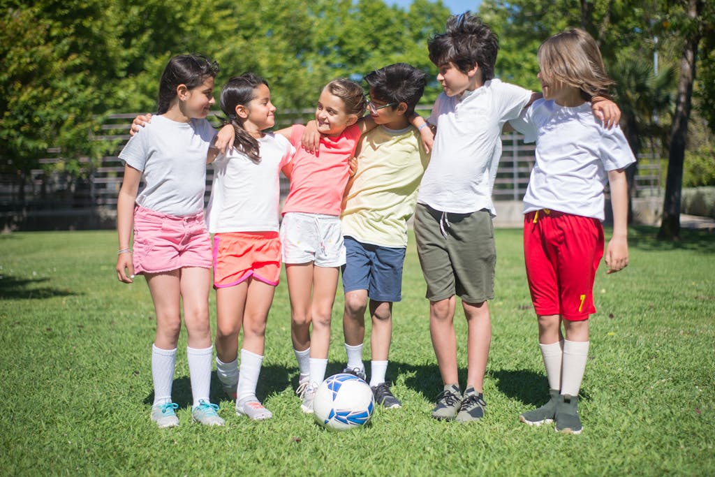 Nachmittagsbetreuung. Kinder spielen Fußball. © Pexel
