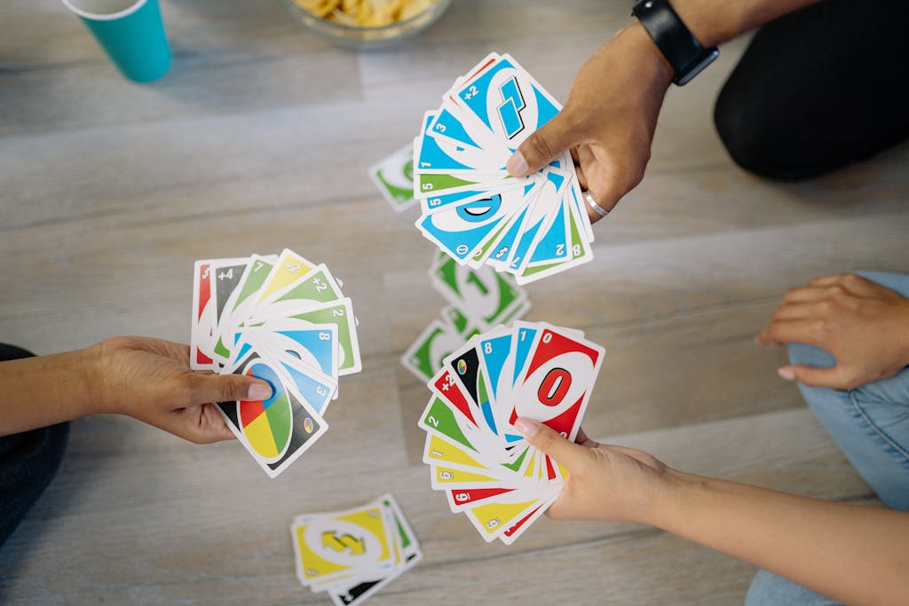 Nachmittagsbetreuung. Kinder spielen UNO. © Pexel
